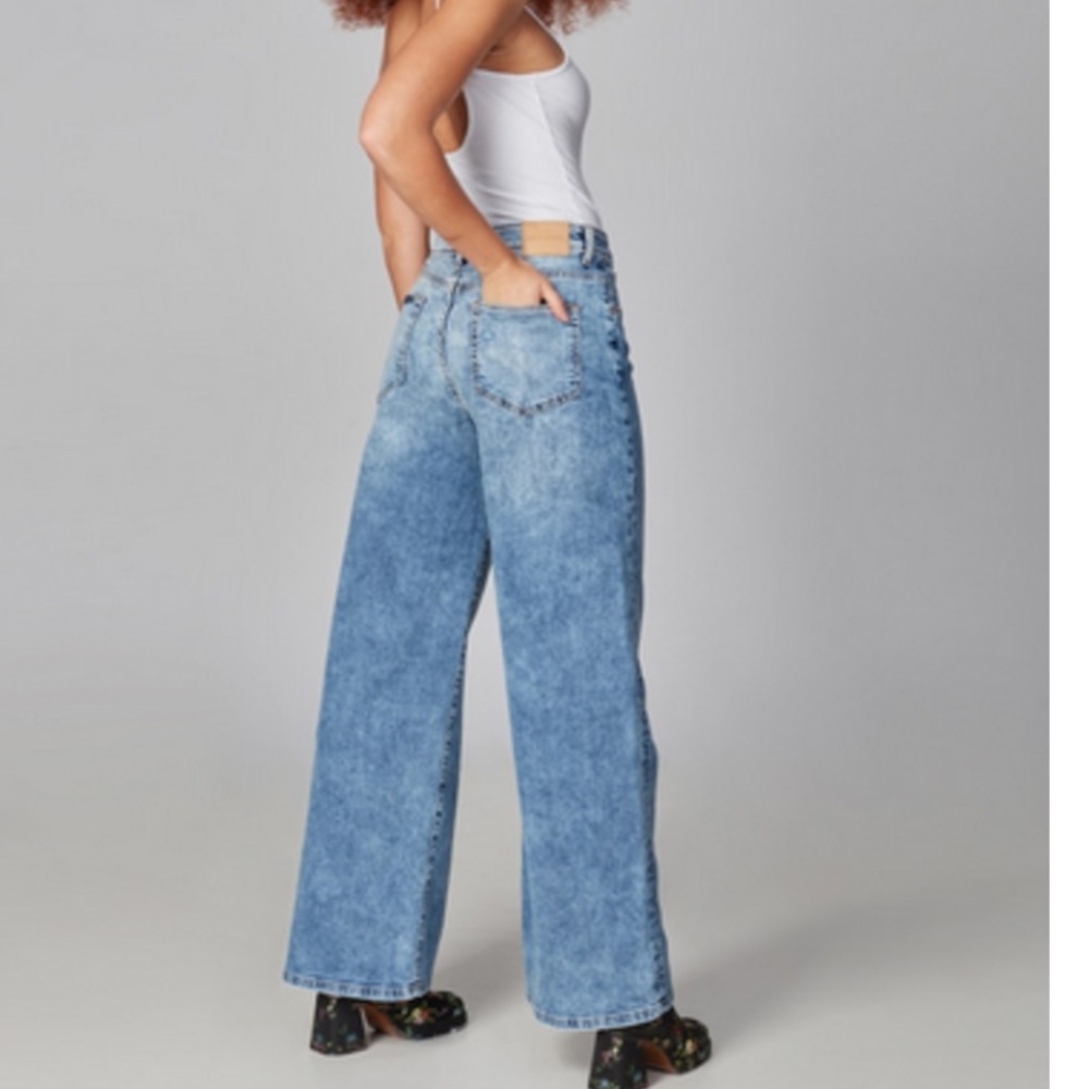 Lola jeans size 27 high rise wide leg. Excellent condition. Milan style.